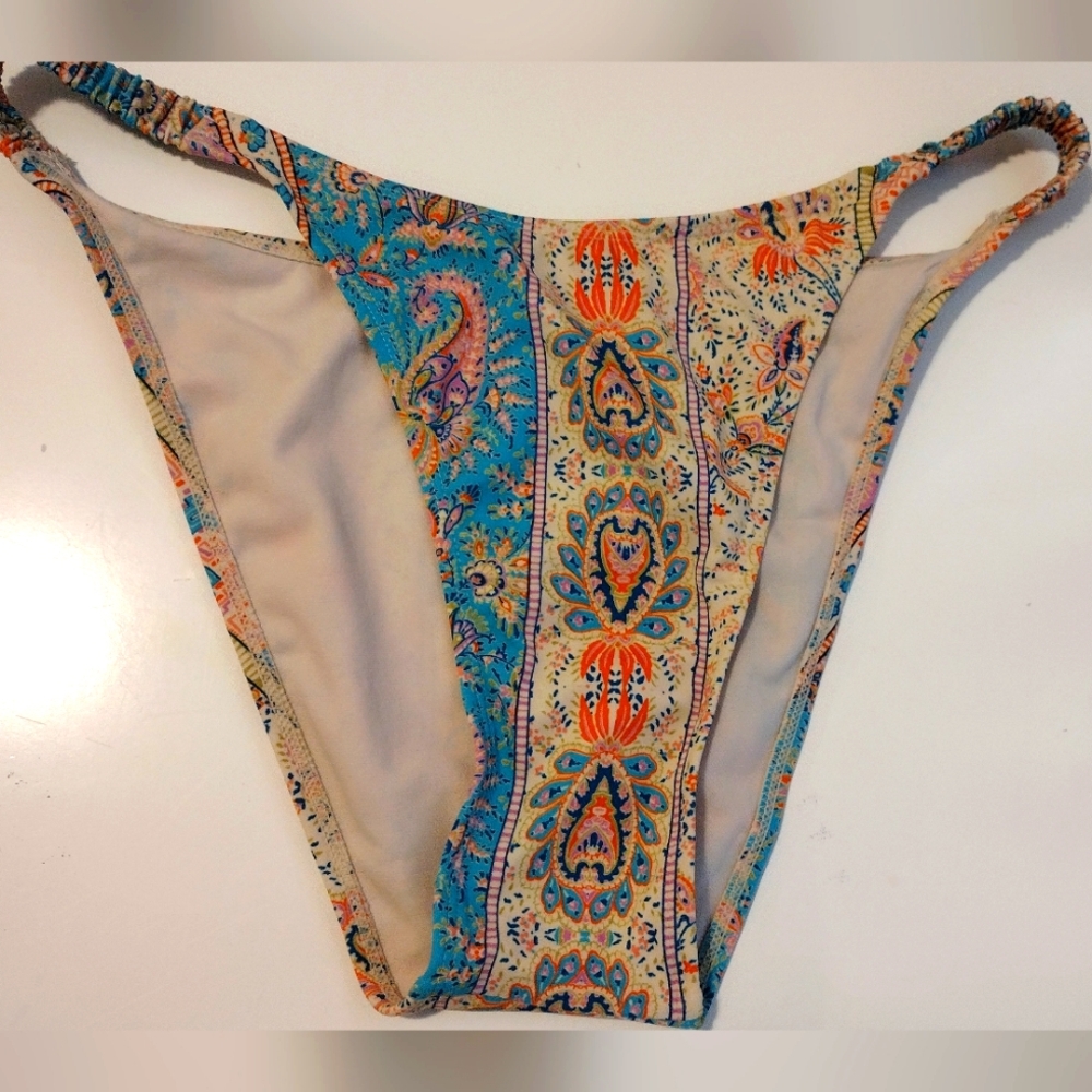 🍉3/$20 🆕 Paisley print swim bottom